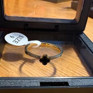 Elegant Gold and Black Clover Ring